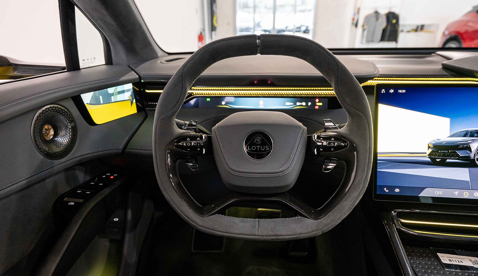 Lotus Eletre SUV 100% électrique Jaune - Théobald Nancy